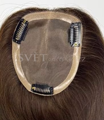 Topper tupé na monofilu s pěšinkou a velkou základnou - zezadu, detail základny